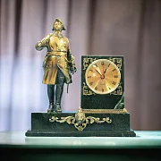 Настольные часы «Петр I» из бронзы и змеевика — красивый подарок — фотография 1