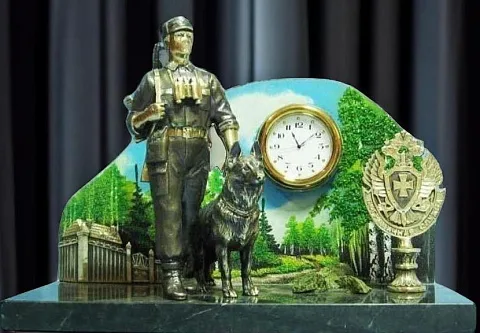 Часы «Застава» с пограничником, собакой и гербом — необычный подарок