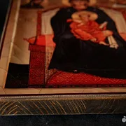 Икона "Богоматерь на престоле" — необычный подарок — фотография 5