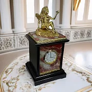 Подарочные настольные часы «Мальчик с голубем» — фотография 1