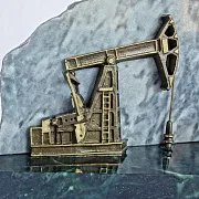 Настольные часы «Нефтяная качалка» из бронзы и змеевика в подарок — фотография 2