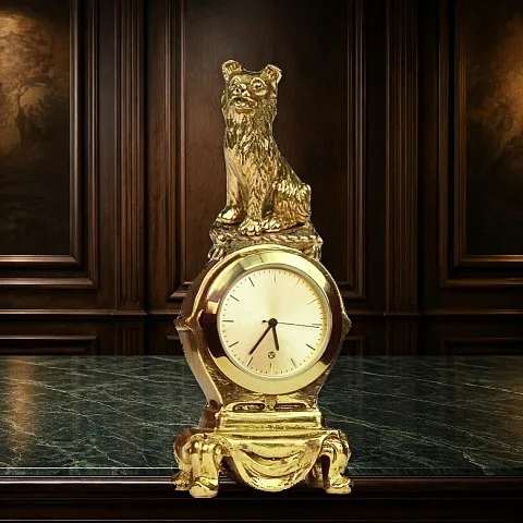 На память: Часы с фигурой собаки