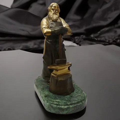 Бронзовая статуэтка «Кузнец» на змеевике — красивый подарок