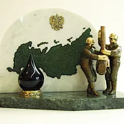 Бронзовый сувенир «Российская добыча нефти» на камне — оригинальный подарок — фотография 2