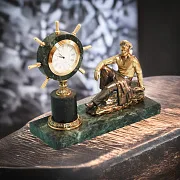 Настольные часы «Моряк» из бронзы и змеевика — необычный подарок — фотография 1