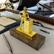 Подставка под ручку "Строитель". Позолоченная — оригинальный подарок — фотография 1