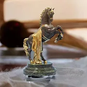 Бронзовая статуэтка «Конь с попоной» со змеевиком — красивый подарок — фотография 1