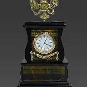 На память: Настольные часы «Герб» из тигрового глаза и долерита — фотография 3
