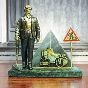 Бронзовый сувенир «Работник ДРСУ 1» — красивый подарок — фотография 1
