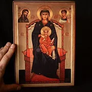 Икона "Богоматерь на престоле" — необычный подарок — фотография 1