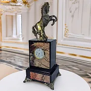 Подарочные каминные часы «Конь» из яшмы — фотография 1