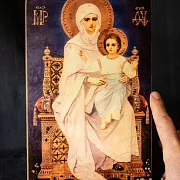 Икона деревянная "Богоматерь на престоле" — оригинальный подарок — фотография 1