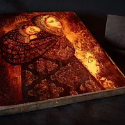 Икона Божией матери "Колыбельная" с подставкой в подарок — фотография 3