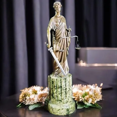 В подарок: Бронзовая «Фемида» на змеевике — композиция, 4,3 кг