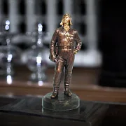 В подарок: Бронзовая статуэтка «Танкист» на змеевике, 0,45 кг — фотография 1