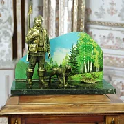 Подарочный бронзовый сувенир «Охотник» — лесной сюжет на змеевике — фотография 1