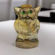 На память: Каменная фигурка «Кот в кепке» с кальцитом — фотография 1