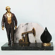 На память: Бронзовый сувенир «Работник нефтяной промышленности» с качалкой — фотография 2