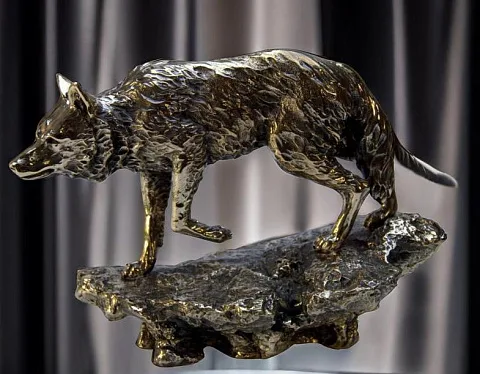 На память: Скульптура «Волк идущий» из бронзы, 130×180 мм