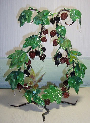 Скульптура «Ягодная амфора» из стекла — необычный подарок