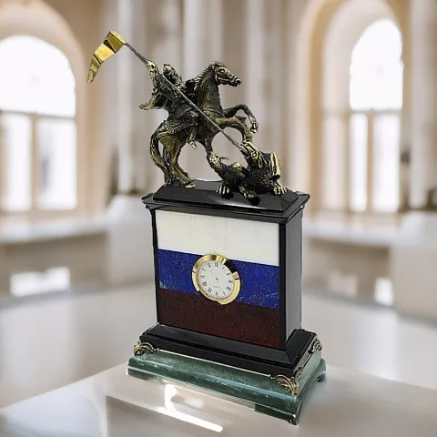 Настольные часы «Георгий Победоносец» с российским флагом — необычный подарок